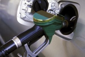 iStock_000000095345_L2 filling up car petrol_jpg[1]